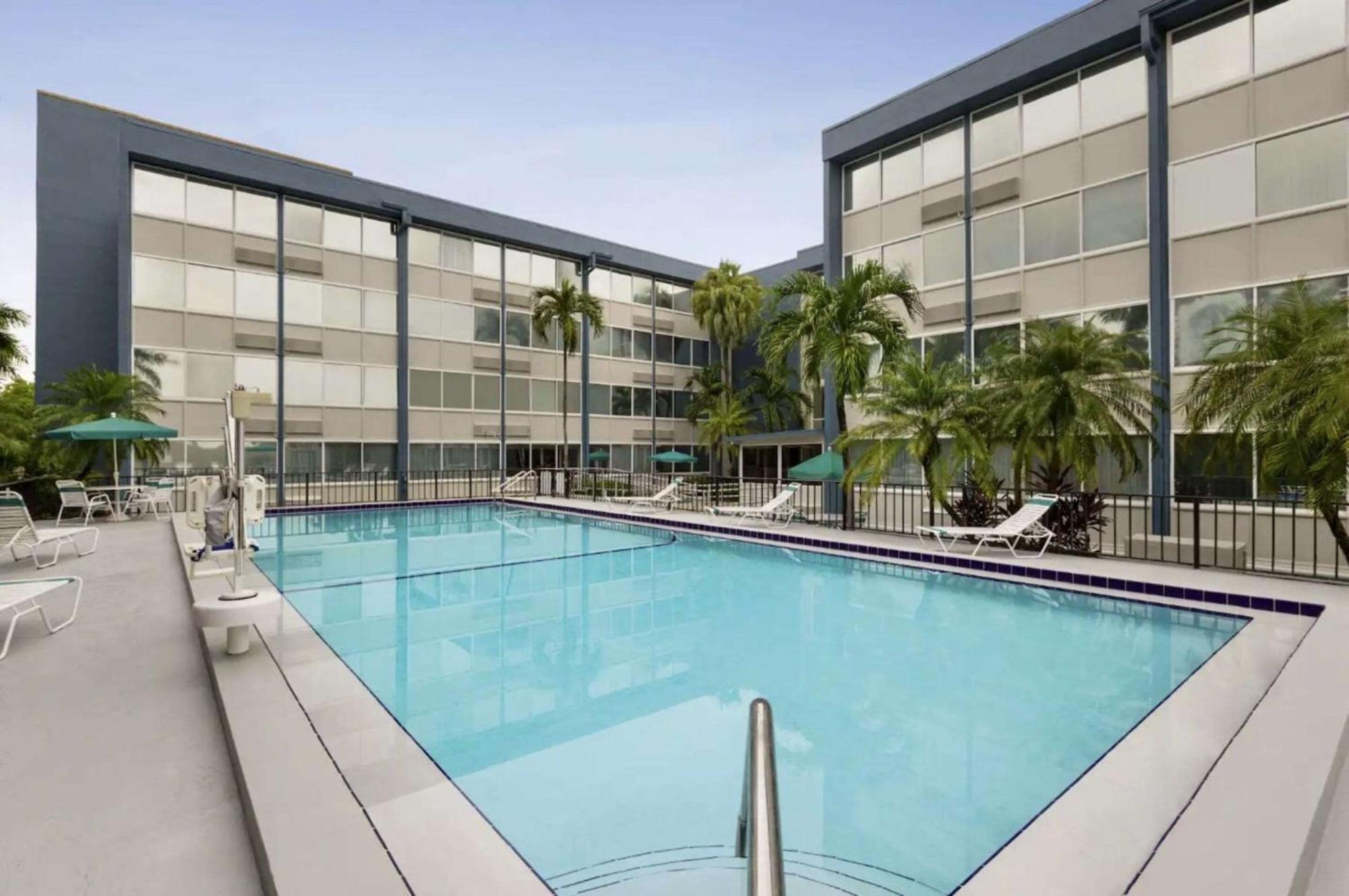 Envision Hotel Miami International Airport Medley Exterior photo