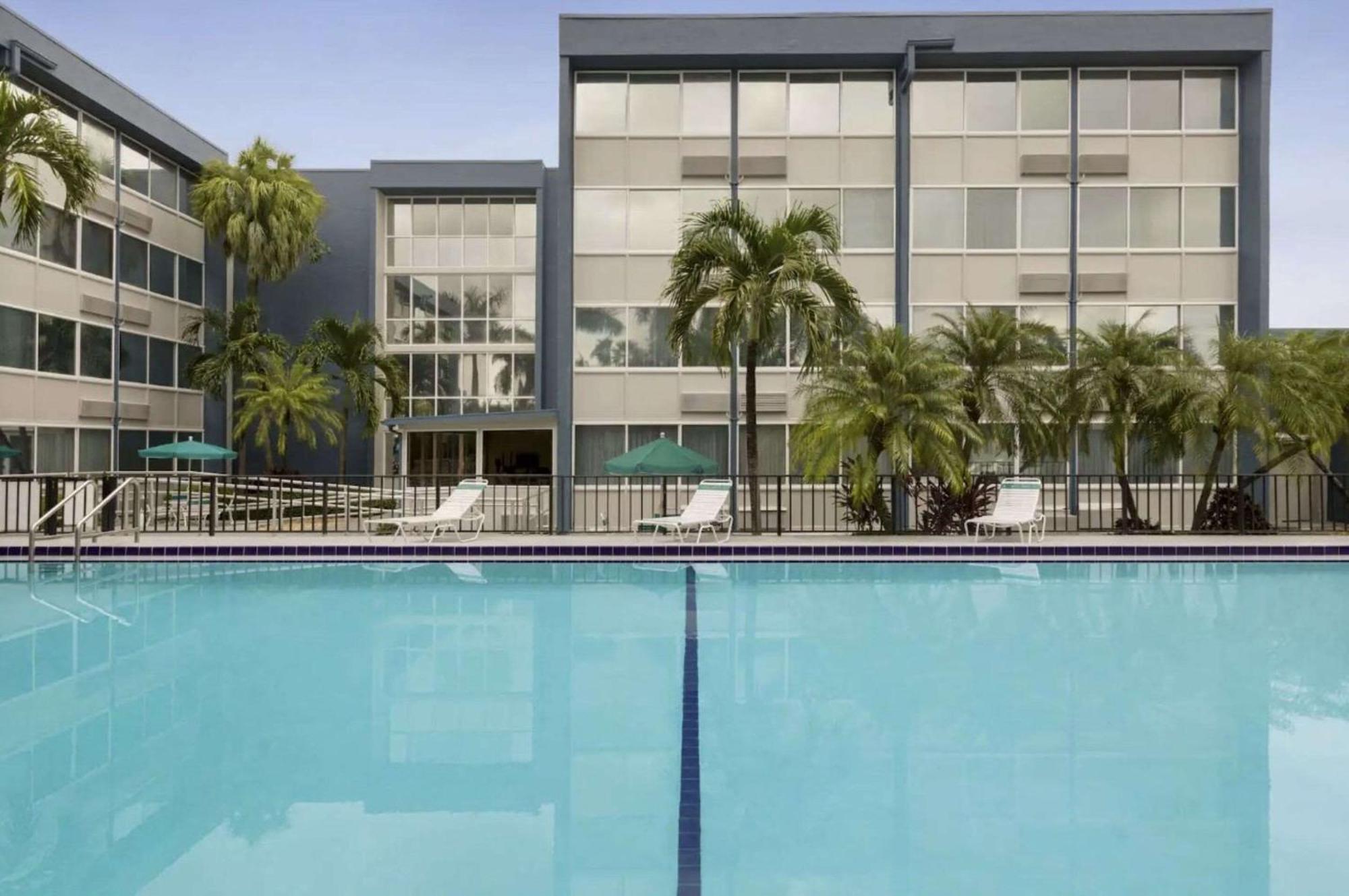 Envision Hotel Miami International Airport Medley Exterior photo